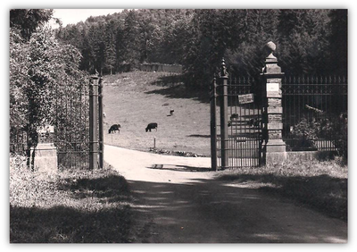 Entrée principale du parc de Presles Entrée principale du parc de Presles